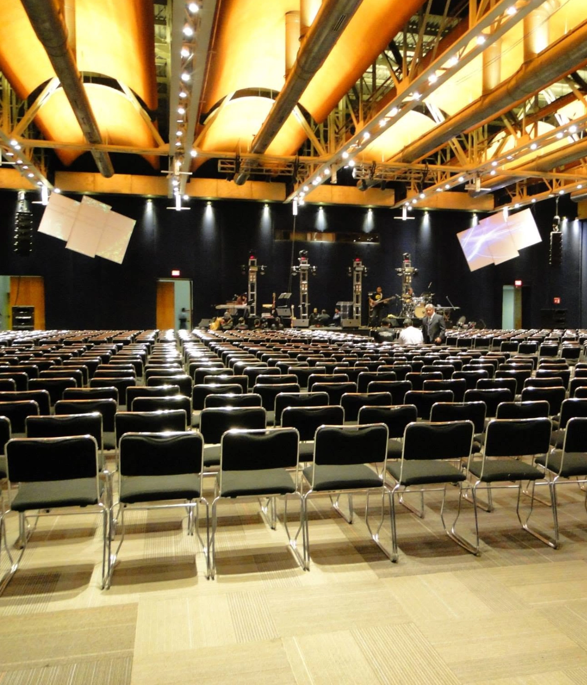 Before the event, an unplanned logistics change separated the screens; the visual system made a solution possible on site.